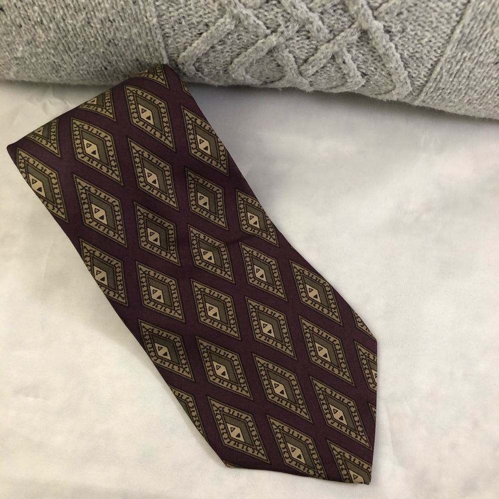 Oleg Cassini 100% silk tie.